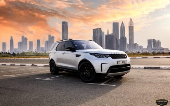 Explore Dubai in Luxury: Range Rover Rental Options